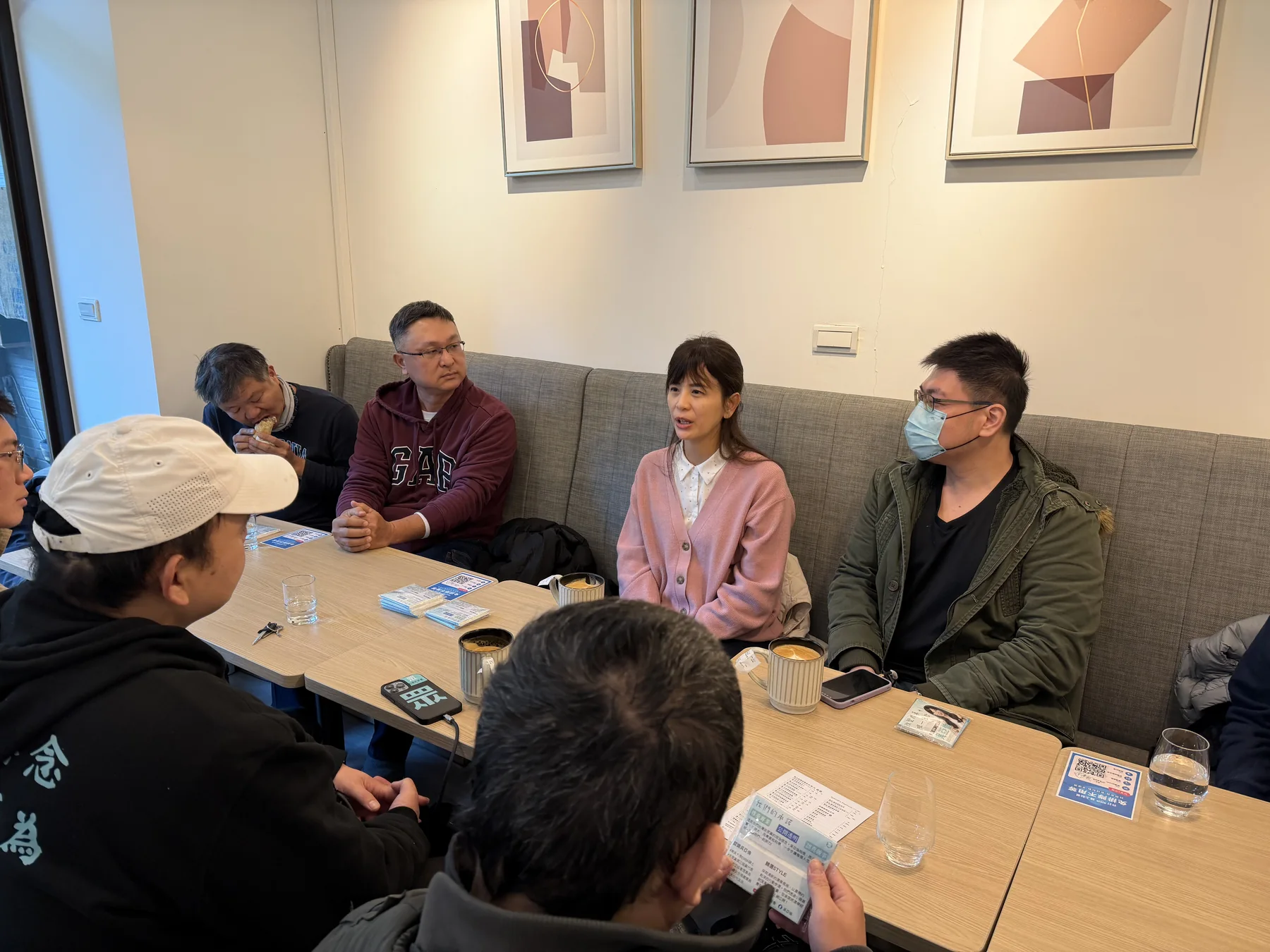 吳亞倫在小型座談中與夥伴交流