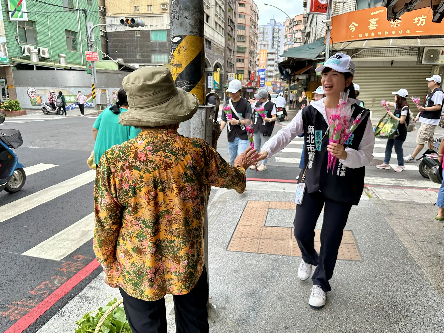吳亞倫在市場向長輩親切問候