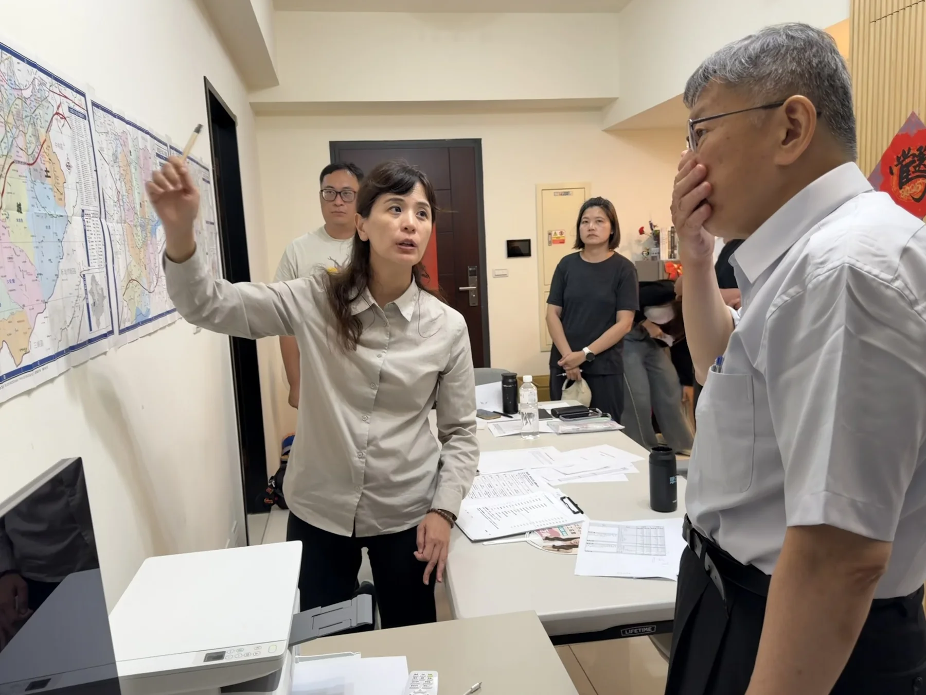 吳亞倫對照地方地圖討論市政問題