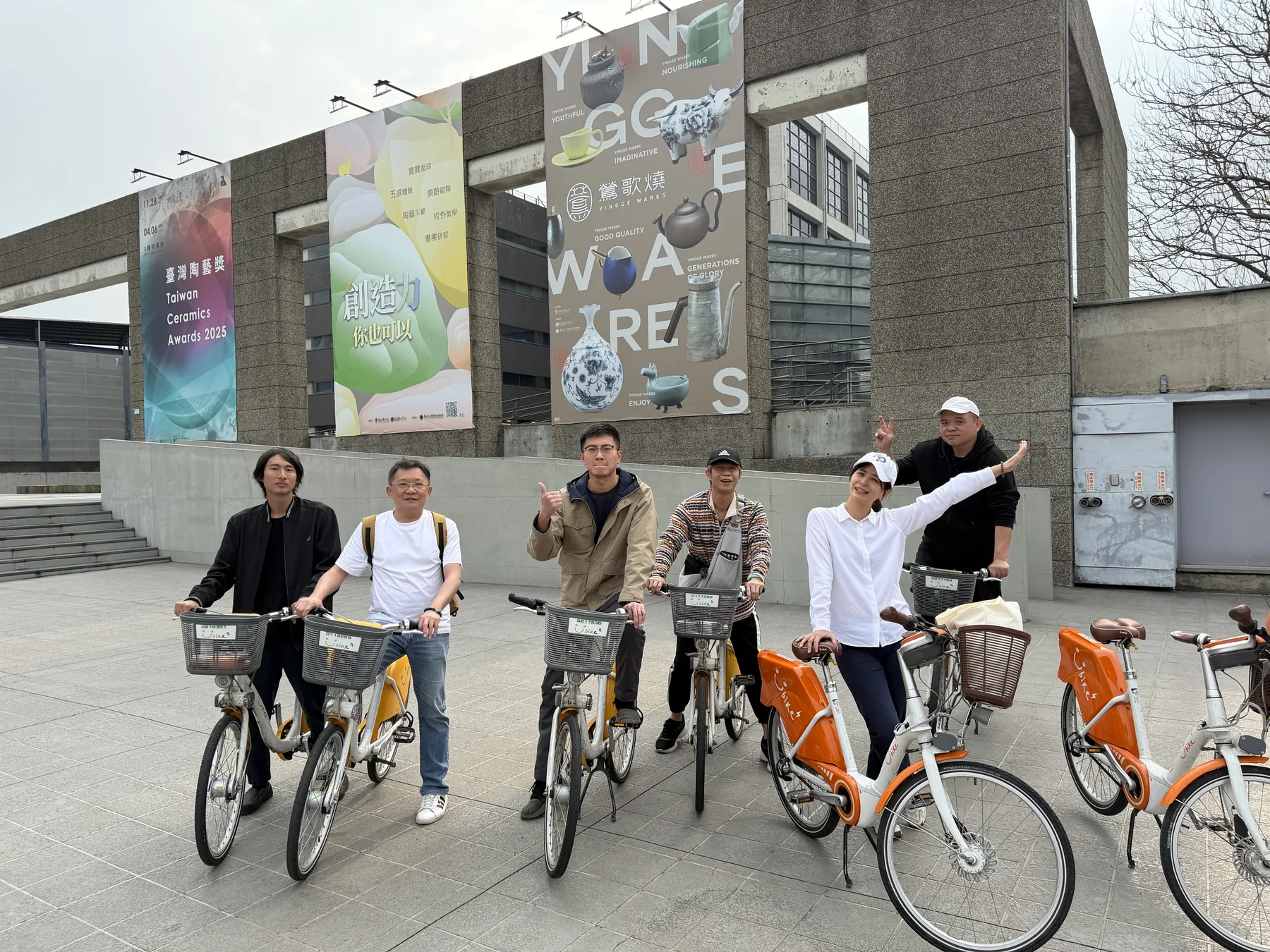 吳亞倫與志工騎乘 YouBike 認識地方路線